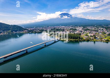 Blick auf den See Kawaguchi in Fujikawaguchiko in der Präfektur Yamanashi in der Nähe des Fuji, Japan Stockfoto