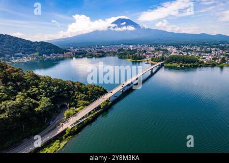 Blick auf den See Kawaguchi in Fujikawaguchiko in der Präfektur Yamanashi in der Nähe des Fuji, Japan Stockfoto