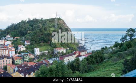 Blick aus der Vogelperspektive auf den Strand von Atalaya in Ribadesella, eine wunderschöne Küstenvilla in Asturien, Spanien Stockfoto