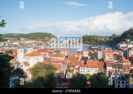 Wunderschöner Blick aus der Luft auf Ribadesella, eine Küstenvilla in Asturien. Sonniger Herbsttag. Spanien Stockfoto