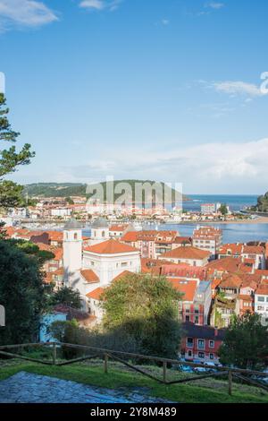 Wunderschöner Blick aus der Luft auf Ribadesella, eine Küstenvilla in Asturien. Sonniger Herbsttag. Spanien Stockfoto