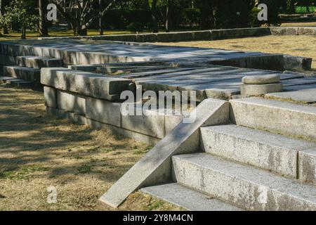 Hiroshima, Japan - 6. März 2018 - Überreste großer Steinstufen und Granitflächen des kaiserlichen Militärhauptquartiers, teilweise mit Gras bewachsen Stockfoto