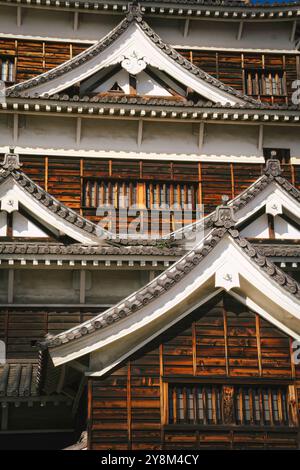 Hiroshima, Japan - 6. März 2018 - die Burg Hiroshima oder Karpfenburg zeigt traditionelle japanische Architektur mit mehrschichtigen Dächern und Holzbalken. Stockfoto