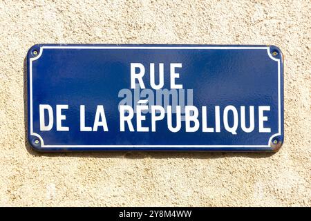 Französischer Standardstraßenname mit weißen Buchstaben auf blauer Plakette. Stockfoto