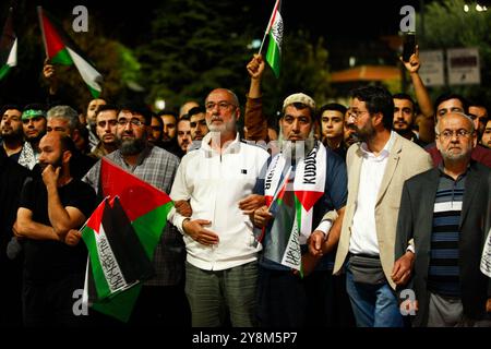 Gaziantep, Turkiye. 18. Oktober 2023. Hunderte von Türken veranstalten eine spontane Demonstration nach Berichten über den schrecklichen Angriff auf das Al-Ahli Baptist Hospital in Gaza City, der zum Tod von Hunderten von Palästinensern geführt hat, die behandelt wurden oder in das Krankenhaus Zuflucht suchten. Demonstranten hissen die palästinensischen Flaggen neben den türkischen Flaggen und skandierten gegen Israel, während sie forderten, dass der türkische Präsident die Grenzen öffnet, damit sie nach Palästina fahren können. Diese Demonstration fiel mit lauten Demonstrationen in Ankara, Istanbul und anderen türkischen Städten zusammen, um zu verurteilen, was die Teilnehmer sagen Stockfoto