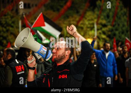 Gaziantep, Turkiye. 18. Oktober 2023. Hunderte von Türken veranstalten eine spontane Demonstration nach Berichten über den schrecklichen Angriff auf das Al-Ahli Baptist Hospital in Gaza City, der zum Tod von Hunderten von Palästinensern geführt hat, die behandelt wurden oder in das Krankenhaus Zuflucht suchten. Demonstranten hissen die palästinensischen Flaggen neben den türkischen Flaggen und skandierten gegen Israel, während sie forderten, dass der türkische Präsident die Grenzen öffnet, damit sie nach Palästina fahren können. Diese Demonstration fiel mit lauten Demonstrationen in Ankara, Istanbul und anderen türkischen Städten zusammen, um zu verurteilen, was die Teilnehmer sagen Stockfoto