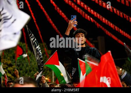 Gaziantep, Turkiye. 18. Oktober 2023. Hunderte von Türken veranstalten eine spontane Demonstration nach Berichten über den schrecklichen Angriff auf das Al-Ahli Baptist Hospital in Gaza City, der zum Tod von Hunderten von Palästinensern geführt hat, die behandelt wurden oder in das Krankenhaus Zuflucht suchten. Demonstranten hissen die palästinensischen Flaggen neben den türkischen Flaggen und skandierten gegen Israel, während sie forderten, dass der türkische Präsident die Grenzen öffnet, damit sie nach Palästina fahren können. Diese Demonstration fiel mit lauten Demonstrationen in Ankara, Istanbul und anderen türkischen Städten zusammen, um zu verurteilen, was die Teilnehmer sagen Stockfoto