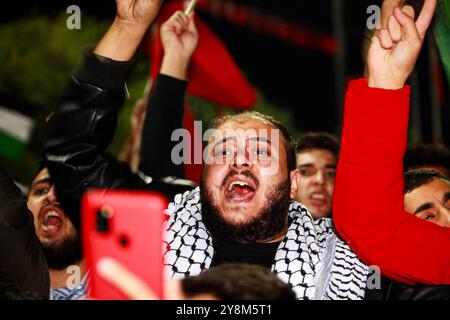 Gaziantep, Turkiye. 18. Oktober 2023. Hunderte von Türken veranstalten eine spontane Demonstration nach Berichten über den schrecklichen Angriff auf das Al-Ahli Baptist Hospital in Gaza City, der zum Tod von Hunderten von Palästinensern geführt hat, die behandelt wurden oder in das Krankenhaus Zuflucht suchten. Demonstranten hissen die palästinensischen Flaggen neben den türkischen Flaggen und skandierten gegen Israel, während sie forderten, dass der türkische Präsident die Grenzen öffnet, damit sie nach Palästina fahren können. Diese Demonstration fiel mit lauten Demonstrationen in Ankara, Istanbul und anderen türkischen Städten zusammen, um zu verurteilen, was die Teilnehmer sagen Stockfoto