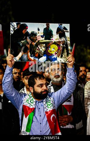 Gaziantep, Turkiye. 18. Oktober 2023. Hunderte von Türken veranstalten eine spontane Demonstration nach Berichten über den schrecklichen Angriff auf das Al-Ahli Baptist Hospital in Gaza City, der zum Tod von Hunderten von Palästinensern geführt hat, die behandelt wurden oder in das Krankenhaus Zuflucht suchten. Demonstranten hissen die palästinensischen Flaggen neben den türkischen Flaggen und skandierten gegen Israel, während sie forderten, dass der türkische Präsident die Grenzen öffnet, damit sie nach Palästina fahren können. Diese Demonstration fiel mit lauten Demonstrationen in Ankara, Istanbul und anderen türkischen Städten zusammen, um zu verurteilen, was die Teilnehmer sagen Stockfoto