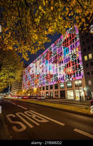 Das Lichterfest Berlin gehört zu den bekanntesten Lichtfestivals weltweit. Es ist ein kostenloser Event in Berlin, der jährlich im Herbst stattfindet und 10 Tage lang bekannte Berliner Sehenswürdigkeiten durch Illuminationen, lichtkünstlerische Projektionen und 3D-Mappings aufwändig in Szene setzt. Berlin, 06.10.2024 *** das Festival der Lichter Berlin ist eines der bekanntesten Lichtfestivals der Welt es ist eine kostenlose Veranstaltung in Berlin, die jährlich im Herbst stattfindet und 10 Tage lang bekannte Berliner Sehenswürdigkeiten mit Illuminationen, Lichtkunstprojektionen und 3D-Mappings in Berlin verschwenderisch inszeniert Stockfoto