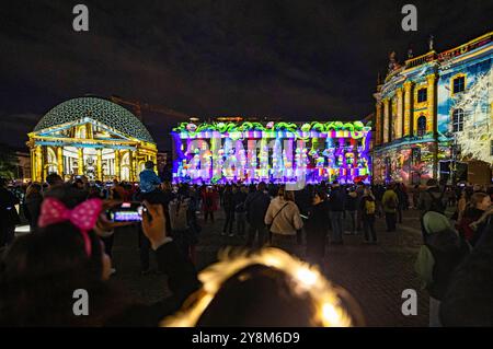 Der Bebelplatz. Das Lichterfest Berlin gehört zu den bekanntesten Lichtfestivals weltweit. Es ist ein kostenloser Event in Berlin, der jährlich im Herbst stattfindet und 10 Tage lang bekannte Berliner Sehenswürdigkeiten durch Illuminationen, lichtkünstlerische Projektionen und 3D-Mappings aufwändig in Szene setzt. Berlin, 06.10.2024 *** Bebelplatz das Festival der Lichter Berlin ist eines der bekanntesten Lichtfestivals der Welt es ist eine kostenlose Veranstaltung in Berlin, die jährlich im Herbst stattfindet und die berühmten Berliner Sehenswürdigkeiten 10 Tage lang mit Beleuchtung, Lichtkunstprofi ins Rampenlicht rückt Stockfoto