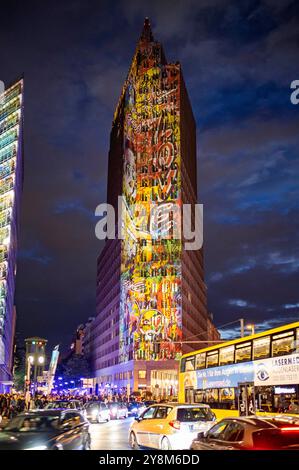 Der Kollhoff-Tower. Das Lichterfest Berlin gehört zu den bekanntesten Lichtfestivals weltweit. Es ist ein kostenloser Event in Berlin, der jährlich im Herbst stattfindet und 10 Tage lang bekannte Berliner Sehenswürdigkeiten durch Illuminationen, lichtkünstlerische Projektionen und 3D-Mappings aufwändig in Szene setzt. Berlin, 06.10.2024 *** der Kollhoff-Turm das Lichterfest Berlin ist eines der bekanntesten Lichtfestivals der Welt es ist eine kostenlose Veranstaltung in Berlin, die jährlich im Herbst stattfindet und die berühmten Berliner Sehenswürdigkeiten 10 Tage lang mit Beleuchtung in Szene setzt Stockfoto