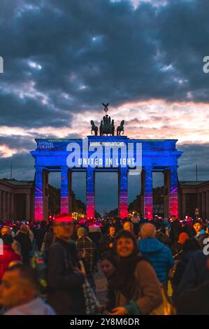 Das Brandenburger Tor. Das Lichterfest Berlin gehört zu den bekanntesten Lichtfestivals weltweit. Es ist ein kostenloser Event in Berlin, der jährlich im Herbst stattfindet und 10 Tage lang bekannte Berliner Sehenswürdigkeiten durch Illuminationen, lichtkünstlerische Projektionen und 3D-Mappings aufwändig in Szene setzt. Berlin, 06.10.2024 *** das Brandenburger Tor das Festival der Lichter Berlin ist eines der bekanntesten Lichtfestivals der Welt es ist eine kostenlose Veranstaltung in Berlin, die jährlich im Herbst stattfindet und die berühmten Berliner Sehenswürdigkeiten 10 Tage lang mit Illuminatio ins Rampenlicht rückt Stockfoto