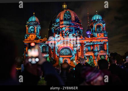 Der Berliner Dom am Lustgarten auf der Museumsinsel. Das Lichterfest Berlin gehört zu den bekanntesten Lichtfestivals weltweit. Es ist ein kostenloser Event in Berlin, der jährlich im Herbst stattfindet und 10 Tage lang bekannte Berliner Sehenswürdigkeiten durch Illuminationen, lichtkünstlerische Projektionen und 3D-Mappings aufwändig in Szene setzt. Berlin, 06.10.2024 *** der Berliner Dom im Lustgarten auf Museumsinsel das Lichterfest Berlin ist eines der bekanntesten Lichterfeste der Welt es ist eine kostenlose Veranstaltung in Berlin, die jährlich im Herbst und lavis stattfindet Stockfoto