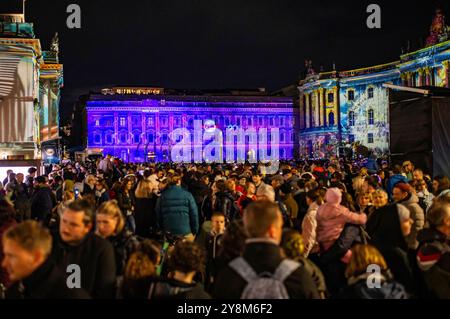 Der Bebelplatz. Das Lichterfest Berlin gehört zu den bekanntesten Lichtfestivals weltweit. Es ist ein kostenloser Event in Berlin, der jährlich im Herbst stattfindet und 10 Tage lang bekannte Berliner Sehenswürdigkeiten durch Illuminationen, lichtkünstlerische Projektionen und 3D-Mappings aufwändig in Szene setzt. Berlin, 06.10.2024 *** Bebelplatz das Festival der Lichter Berlin ist eines der bekanntesten Lichtfestivals der Welt es ist eine kostenlose Veranstaltung in Berlin, die jährlich im Herbst stattfindet und die berühmten Berliner Sehenswürdigkeiten 10 Tage lang mit Beleuchtung, Lichtkunstprofi ins Rampenlicht rückt Stockfoto