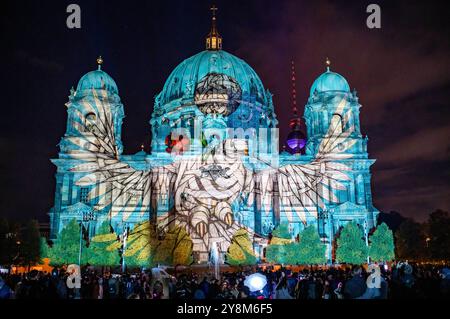 Der Berliner Dom am Lustgarten auf der Museumsinsel. Das Lichterfest Berlin gehört zu den bekanntesten Lichtfestivals weltweit. Es ist ein kostenloser Event in Berlin, der jährlich im Herbst stattfindet und 10 Tage lang bekannte Berliner Sehenswürdigkeiten durch Illuminationen, lichtkünstlerische Projektionen und 3D-Mappings aufwändig in Szene setzt. Berlin, 06.10.2024 *** der Berliner Dom im Lustgarten auf Museumsinsel das Lichterfest Berlin ist eines der bekanntesten Lichterfeste der Welt es ist eine kostenlose Veranstaltung in Berlin, die jährlich im Herbst und lavis stattfindet Stockfoto