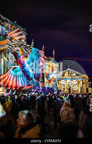 Der Bebelplatz. Das Lichterfest Berlin gehört zu den bekanntesten Lichtfestivals weltweit. Es ist ein kostenloser Event in Berlin, der jährlich im Herbst stattfindet und 10 Tage lang bekannte Berliner Sehenswürdigkeiten durch Illuminationen, lichtkünstlerische Projektionen und 3D-Mappings aufwändig in Szene setzt. Berlin, 06.10.2024 *** Bebelplatz das Festival der Lichter Berlin ist eines der bekanntesten Lichtfestivals der Welt es ist eine kostenlose Veranstaltung in Berlin, die jährlich im Herbst stattfindet und die berühmten Berliner Sehenswürdigkeiten 10 Tage lang mit Beleuchtung, Lichtkunstprofi ins Rampenlicht rückt Stockfoto