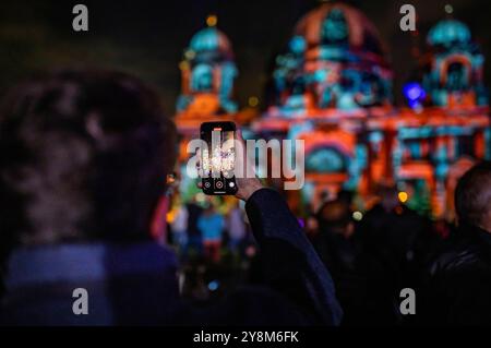 Der Berliner Dom am Lustgarten auf der Museumsinsel. Das Lichterfest Berlin gehört zu den bekanntesten Lichtfestivals weltweit. Es ist ein kostenloser Event in Berlin, der jährlich im Herbst stattfindet und 10 Tage lang bekannte Berliner Sehenswürdigkeiten durch Illuminationen, lichtkünstlerische Projektionen und 3D-Mappings aufwändig in Szene setzt. Berlin, 06.10.2024 *** der Berliner Dom im Lustgarten auf Museumsinsel das Lichterfest Berlin ist eines der bekanntesten Lichterfeste der Welt es ist eine kostenlose Veranstaltung in Berlin, die jährlich im Herbst und lavis stattfindet Stockfoto