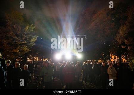 Das Lichterfest Berlin gehört zu den bekanntesten Lichtfestivals weltweit. Es ist ein kostenloser Event in Berlin, der jährlich im Herbst stattfindet und 10 Tage lang bekannte Berliner Sehenswürdigkeiten durch Illuminationen, lichtkünstlerische Projektionen und 3D-Mappings aufwändig in Szene setzt. Berlin, 06.10.2024 *** das Festival der Lichter Berlin ist eines der bekanntesten Lichtfestivals der Welt es ist eine kostenlose Veranstaltung in Berlin, die jährlich im Herbst stattfindet und 10 Tage lang bekannte Berliner Sehenswürdigkeiten mit Illuminationen, Lichtkunstprojektionen und 3D-Mappings in Berlin verschwenderisch inszeniert Stockfoto