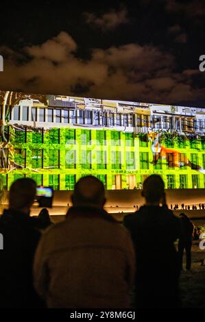 Das Humboldt Forum im Berliner Schloss. Das Lichterfest Berlin gehört zu den bekanntesten Lichtfestivals weltweit. Es ist ein kostenloser Event in Berlin, der jährlich im Herbst stattfindet und 10 Tage lang bekannte Berliner Sehenswürdigkeiten durch Illuminationen, lichtkünstlerische Projektionen und 3D-Mappings aufwändig in Szene setzt. Berlin, *** das Humboldt Forum im Berliner Schloss das Lichterfest Berlin ist eines der bekanntesten Lichtfestivals der Welt. Es ist eine kostenlose Veranstaltung in Berlin, die jeden Herbst stattfindet und 10 Tage lang mit berühmten Berliner Sehenswürdigkeiten verschwenderisch inszeniert Stockfoto