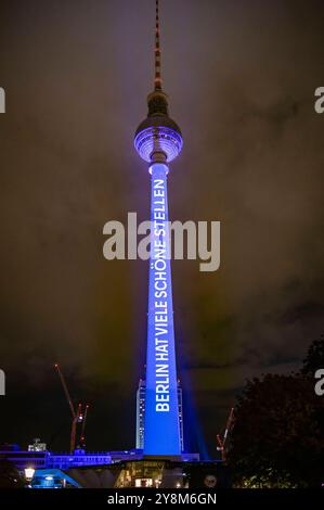 Der Berliner Fernsehturm. Das Lichterfest Berlin gehört zu den bekanntesten Lichtfestivals weltweit. Es ist ein kostenloser Event in Berlin, der jährlich im Herbst stattfindet und 10 Tage lang bekannte Berliner Sehenswürdigkeiten durch Illuminationen, lichtkünstlerische Projektionen und 3D-Mappings aufwändig in Szene setzt. Berlin, 06.10.2024 *** der Berliner Fernsehturm das Festival der Lichter Berlin ist eines der bekanntesten Lichtfestivals der Welt es ist eine kostenlose Veranstaltung in Berlin, die jährlich im Herbst stattfindet und die berühmten Berliner Sehenswürdigkeiten 10 Tage lang mit Illuminat ins Rampenlicht rückt Stockfoto