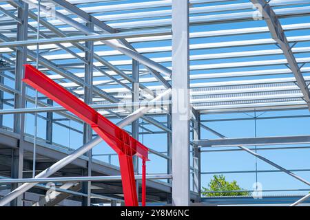 Metallkonstruktion eines im Bau befindlichen Industriebaus, metallisches Strukturkonzept Stockfoto