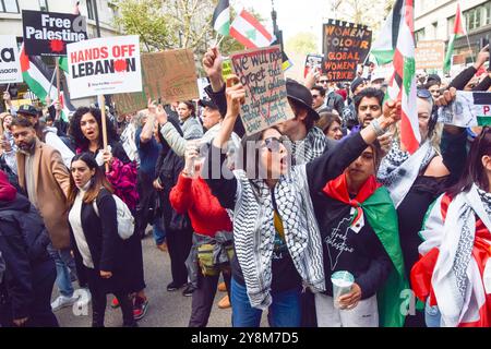 London, England, Großbritannien. Oktober 2024. Tausende von Menschen marschieren in Zentral-London in Solidarität mit Palästina und dem Libanon, um den ersten Jahrestag des Krieges zwischen Israel und der Hamas zu feiern, der begann, als die Hamas am 7. Oktober 2023 beim Nova-Musikfestival Israelis tötete und entführte. (Kreditbild: © Vuk Valcic/ZUMA Press Wire) NUR REDAKTIONELLE VERWENDUNG! Nicht für kommerzielle ZWECKE! Stockfoto
