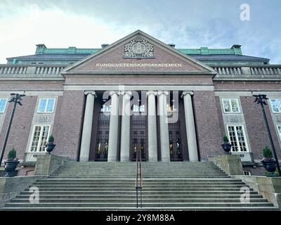 Stockholm, Schweden. Oktober 2024. Die Königlich Schwedische Akademie der Wissenschaften auf dem Gelände der Universität Stockholm kündigt traditionell die Nobelpreisträger in den Kategorien Physik und Chemie an. Die Verkündigungen in diesen beiden Kategorien folgen der jährlichen Verkündung in der Kategorie Physiologie oder Medizin, die den Beginn der Verkündung des Nobelpreises jedes Jahr einläutet. Quelle: Steffen Trumpf/dpa/Alamy Live News Stockfoto