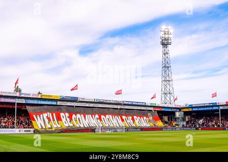 Deventer, Niederlande. Oktober 2024. DEVENTER, Stadion de Adelaarshorst, 10.06.2024, Saison 2024/2025, niederländische Eredivisie. Während des Spiels Go Ahead Eagles - Heracles, Atmosphere Action Credit: Pro Shots/Alamy Live News Stockfoto