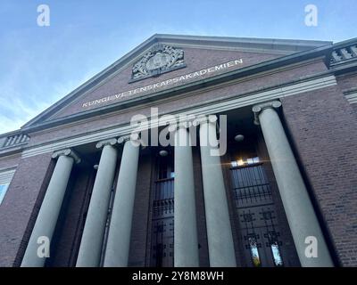 Stockholm, Schweden. Oktober 2024. Die Königlich Schwedische Akademie der Wissenschaften auf dem Gelände der Universität Stockholm kündigt traditionell die Nobelpreisträger in den Kategorien Physik und Chemie an. Die Verkündigungen in diesen beiden Kategorien folgen der jährlichen Verkündung in der Kategorie Physiologie oder Medizin, die den Beginn der Verkündung des Nobelpreises jedes Jahr einläutet. Quelle: Steffen Trumpf/dpa/Alamy Live News Stockfoto