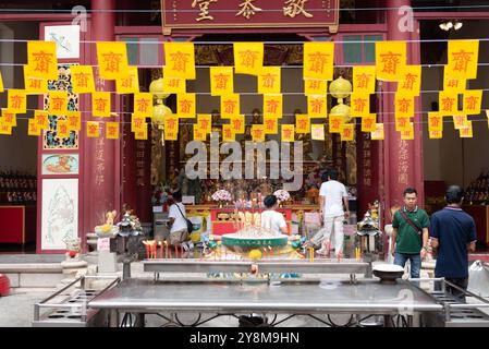 Bangkok, Thailand. Oktober 2024. Blick auf Menschen, die die Götter und heiligen Gegenstände im Guangdong-Schrein in Chinatown Yaowarach verehren, 6. Oktober 2024 in Bangkok, Thailand. Während Des Vegetarian Festival 2024. (Foto: Teera Noisakran/SIPA USA) Credit: SIPA USA/Alamy Live News Stockfoto