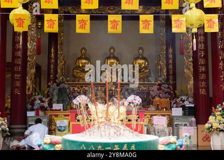 Bangkok, Thailand. Oktober 2024. Blick auf Menschen, die die Götter und heiligen Gegenstände im Guangdong-Schrein in Chinatown Yaowarach verehren, 6. Oktober 2024 in Bangkok, Thailand. Während Des Vegetarian Festival 2024. (Foto: Teera Noisakran/SIPA USA) Credit: SIPA USA/Alamy Live News Stockfoto