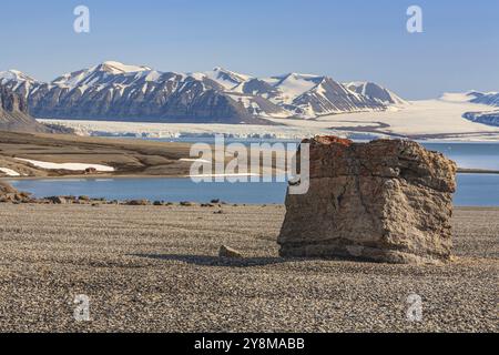 Boulder, Felsen, Gletscher und Berge dahinter, sonnig, 14. Juli Gletscher, Svalbard, Norwegen, Europa Stockfoto