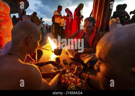 Hindu-Priester mit Pilgern beim Feuerritual in Ghat Agni Theertham, Rameswaram, Pamban Island, Tamil Nadu, Indien, Asien Stockfoto