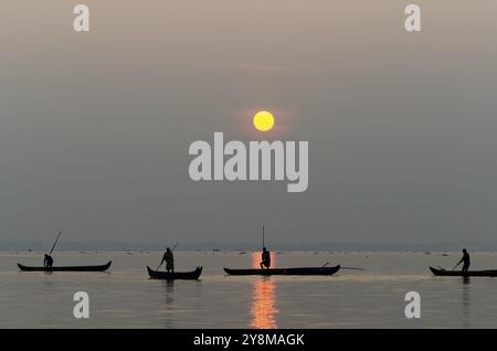 Fischer auf dem Vembanad See bei Sonnenaufgang, Kerala, Südindien, Indien, Asien Stockfoto