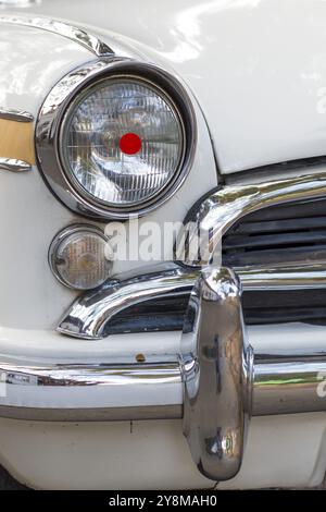 Scheinwerfer, Frontleuchte mit rotem Lucky Spot, verchromter Stoßfänger, weißer Ambassador, Oldtimer, Fort Cochin, Kochi, Kerala, Südindien, Indien, Asien Stockfoto