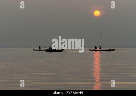 Fischer auf dem Vembanad See bei Sonnenaufgang, Kerala, Südindien, Indien, Asien Stockfoto