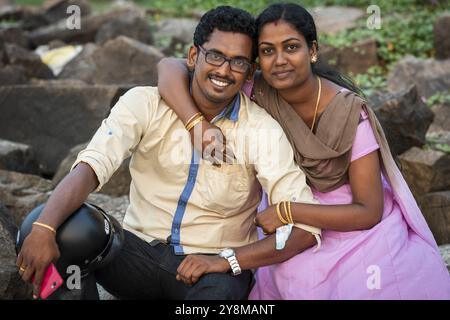 Frau umarmt Mann mit Handy, junges verheiratetes indisches Paar, Fort Cochin, Kochi, Kerala, Südindien, Indien, Asien Stockfoto