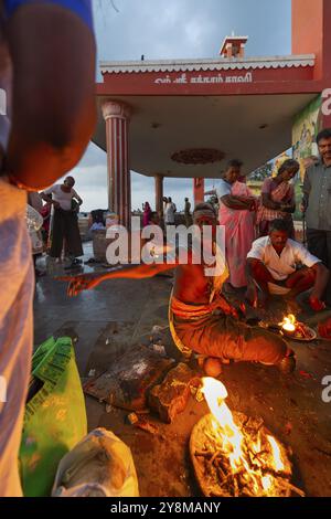 Hindu-Priester mit Pilgern beim Feuerritual in Ghat Agni Theertham, Rameswaram, Pamban Island, Tamil Nadu, Indien, Asien Stockfoto
