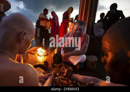 Hindu-Priester mit Pilgern beim Feuerritual in Ghat Agni Theertham, Rameswaram, Pamban Island, Tamil Nadu, Indien, Asien Stockfoto