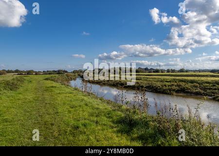 Ein Grasweg, der entlang des Flusses Ouse in der Nähe von Lewes in Sussex verläuft Stockfoto