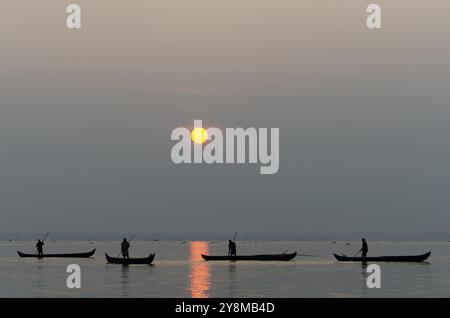 Fischer auf dem Vembanad See bei Sonnenaufgang, Kerala, Südindien, Indien, Asien Stockfoto