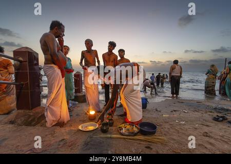 Hindu-Priester mit Pilgern beim Feuerritual in Ghat Agni Theertham, Rameswaram, Pamban Island, Tamil Nadu, Indien, Asien Stockfoto
