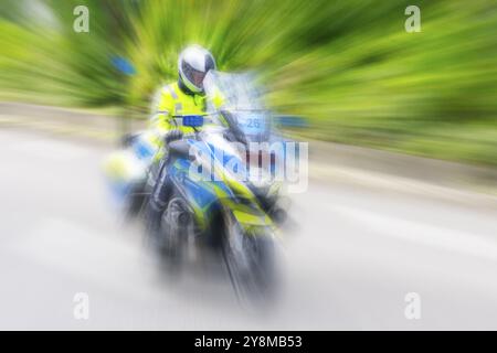 Polizist auf einem Motorrad, der schnell auf der Straße fährt, die Geschwindigkeit wird durch die Bewegungsunschärfe betont, Stuttgart, Baden-Württemberg, Deutschland, Europa Stockfoto