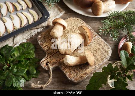 Wilde Königsbolete oder Steinpilze auf einem Holztisch Stockfoto