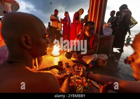 Hindu-Priester mit Pilgern beim Feuerritual in Ghat Agni Theertham, Rameswaram, Pamban Island, Tamil Nadu, Indien, Asien Stockfoto