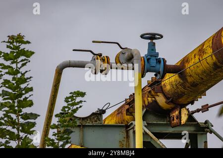 Altes Warmwasserventil, Zentralheizung, alte rostige Rohre, Verlust der Wärme, die vom Heizwerk an die Verbraucher übertragen wird, Erhöhung der Heizleistung Stockfoto