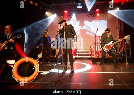 Rene Oschmann mit der Band Udopia live beim 12. Rockliner-Veteranen-Treffen - das offizielle Udo Lindenberg-Fantreffen im Wuppertaler Brauhaus. Wuppertal, 05.10.2024 *** Rene Oschmann mit der Band Udopia live beim 12 Rockliner Veterans Meeting des offiziellen Udo Lindenberg Fantreffens im Wuppertal Brauhaus Wuppertal, 05 10 2024 Foto:XT.xSchröerx/xFuturexImagex fantreffen 4022 Stockfoto