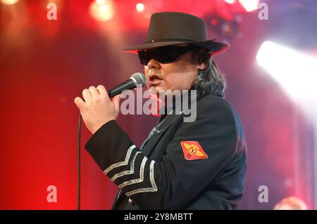 Rene Oschmann mit der Band Udopia live beim 12. Rockliner-Veteranen-Treffen - das offizielle Udo Lindenberg-Fantreffen im Wuppertaler Brauhaus. Wuppertal, 05.10.2024 *** Rene Oschmann mit der Band Udopia live beim 12 Rockliner Veterans Meeting des offiziellen Udo Lindenberg Fantreffens im Wuppertal Brauhaus Wuppertal, 05 10 2024 Foto:XT.xSchröerx/xFuturexImagex fantreffen 4019 Stockfoto