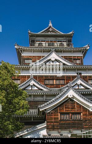 Hiroshima, Japan - 6. März 2018 - die Burg Hiroshima, die in den 1590er Jahren erbaut wurde und in den 1950er Jahren nach der Atombombe rekonstruiert wurde, verfügt über eine mehrstufige Wo Stockfoto